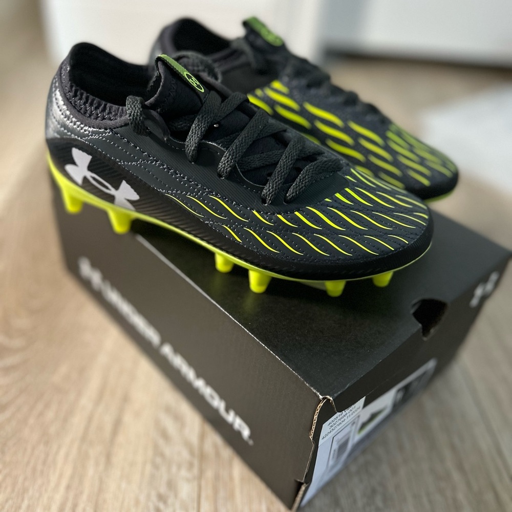 Under armour kids soccer cleats - Picture 2 of 5